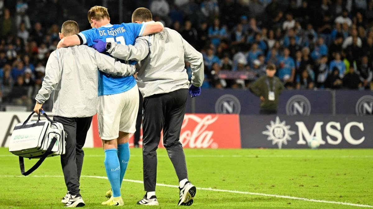 El belga Kevin De Bruyne, centrocampista del NÃ¡poles, se retira lesionado del partido ante el Inter de MilÃ¡n, NÃ¡poles, Italia. EFE/EPA/CIRO FUSCO