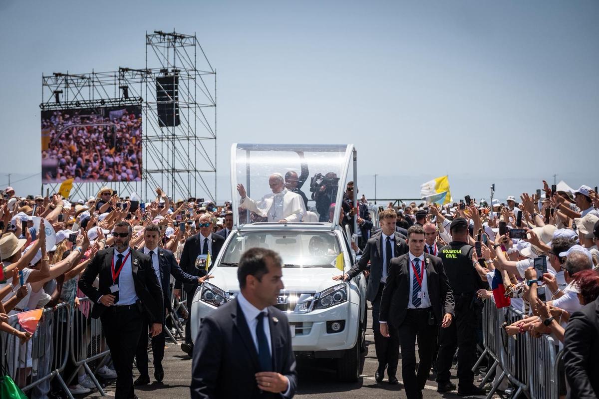 El papa León XIV recorre Santa Cruz de Tenerife saludando a sus fieles