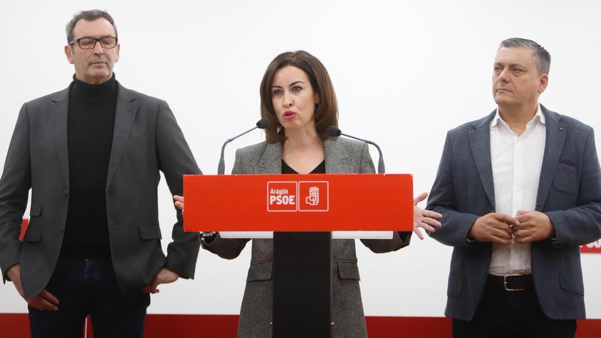 Teresa Ladrero (PSOE Zaragoza, junto a Rafael Guía (PSOE Teruel) y Fernando Sabés (PSOE Huesca).