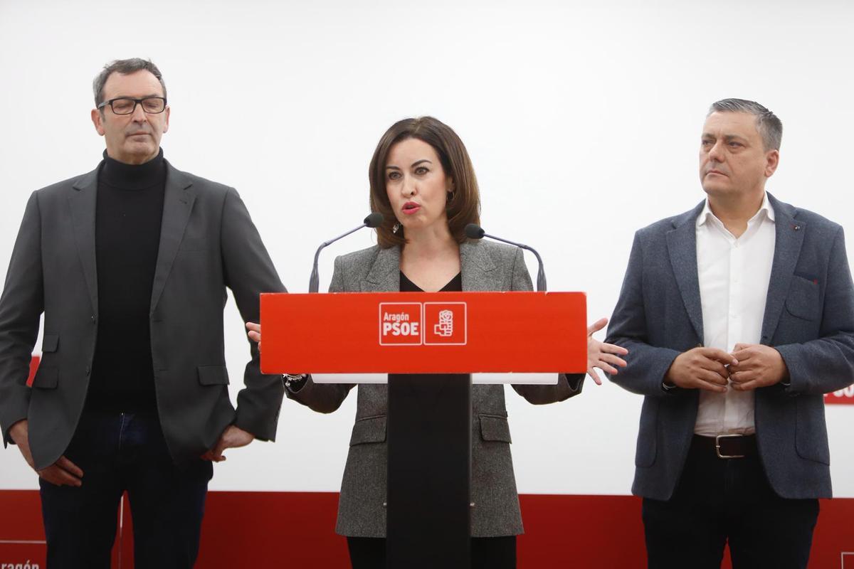 Teresa Ladrero (PSOE Zaragoza, junto a Rafael Guía (PSOE Teruel) y Fernando Sabés (PSOE Huesca).