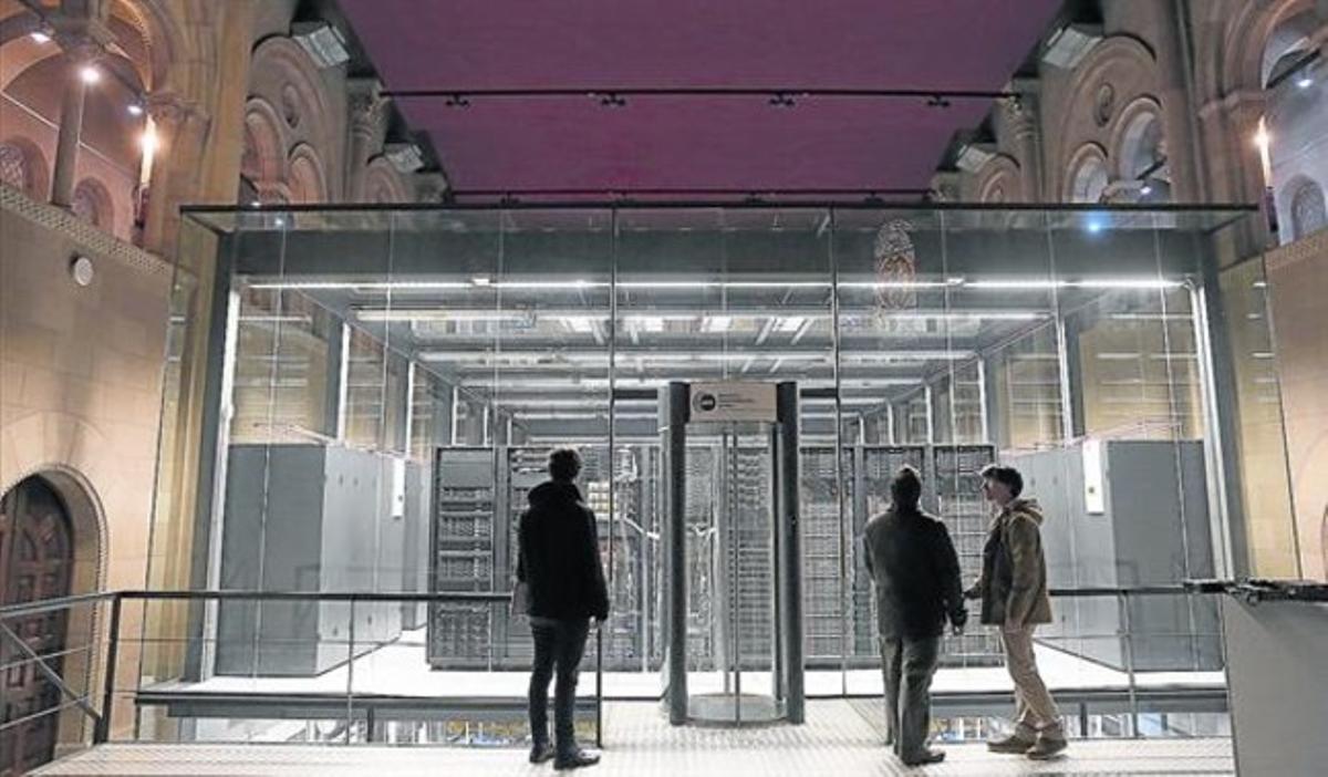 Becarios a las puertas del Centro de Supercomputación de la Torre Girona, el miércoles pasado.