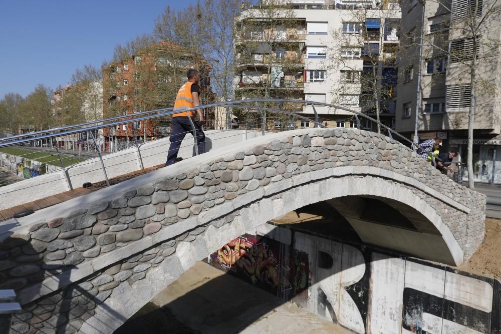 Els vianants ja creuen el riu Güell pel pont del Dimoni