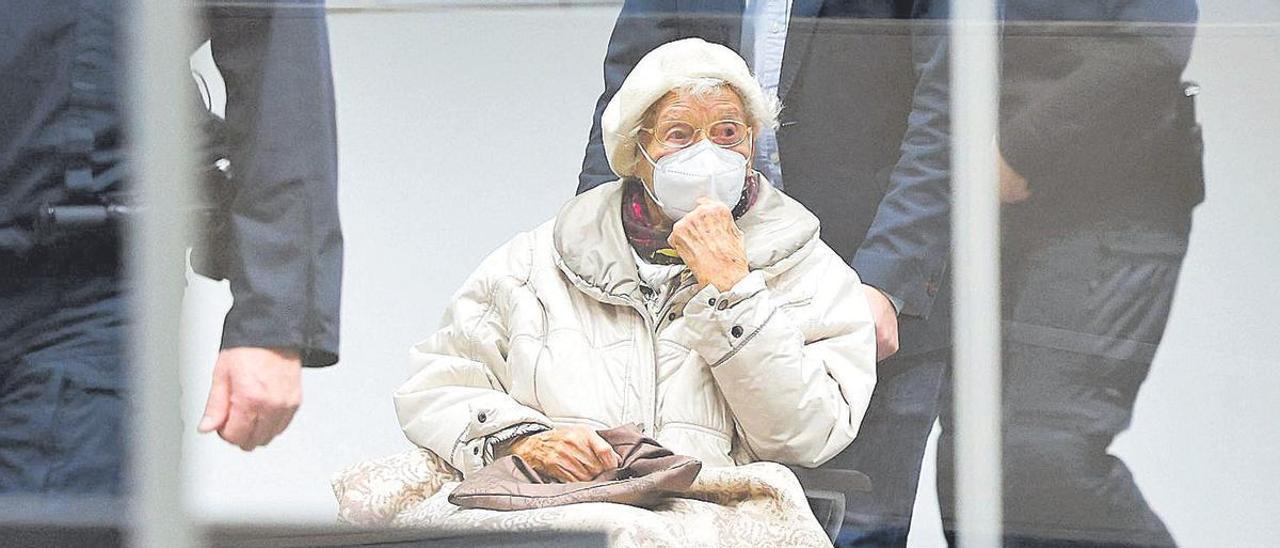 Irmgard Furchner, de 97 años, acudiendo al tribunal alemán de Itzehoe para escuchar la sentencia. Christian Charisius.