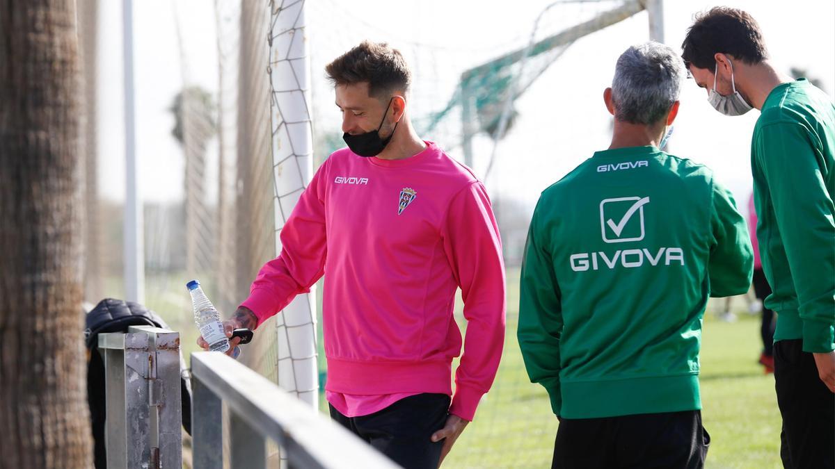 Alberto Ródenas, en un entreno del Córdoba CF, con el doctor Bretones.