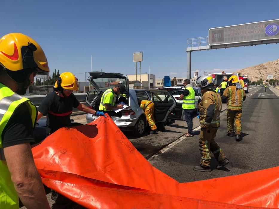 Un aparatoso accidente entre cuatro vehículos en Villena deja varios heridos