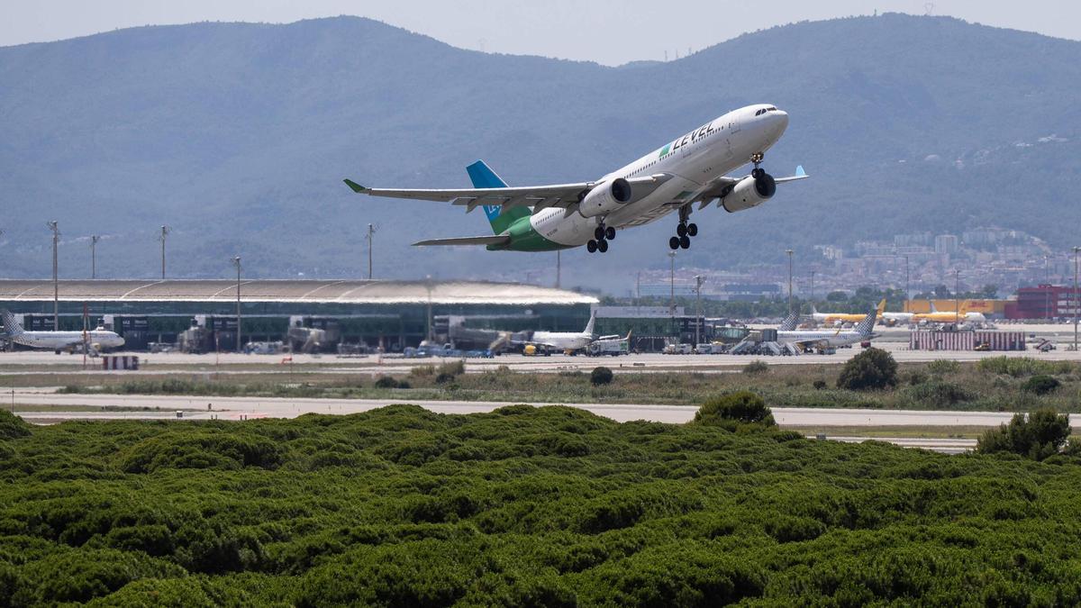 Un avión despega desde aeropuerto de Barcelona-El Prat.