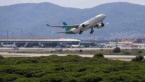 Un avión despega desde aeropuerto de Barcelona-El Prat.