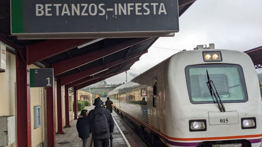 Viajeros en el andén de la estación de Betanzos-Infesta junto a un tren con destino a A Coruña.   | // LA OPINIÓN