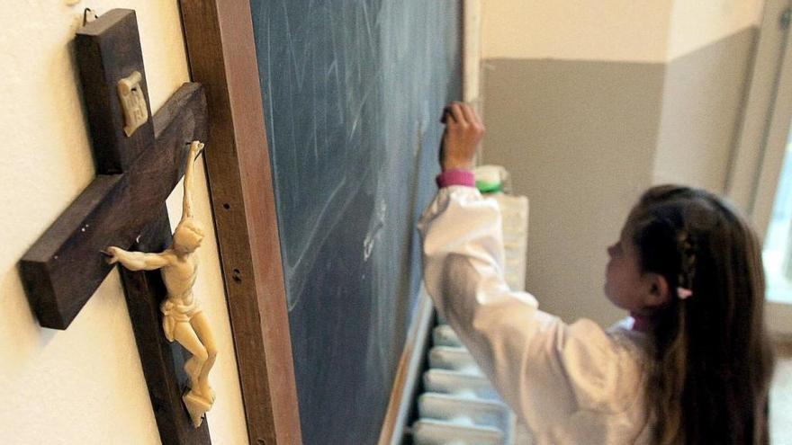 Una alumna de Primaria, durante una clase de religión.