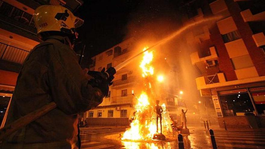 Una imagen de la Cremà del monumento mayor de El Campo, el primero de los adultos que ardió anoche en Benidorm.