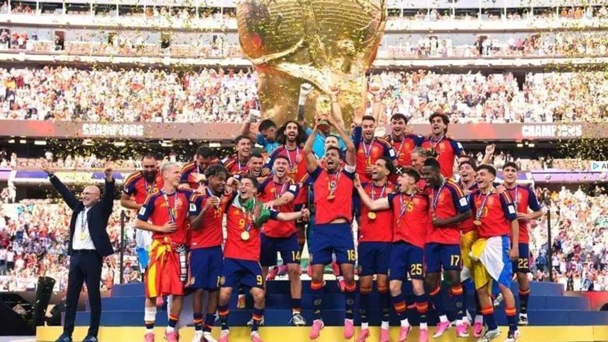 Els jugadors espanyols aixequen la Copa del Món.