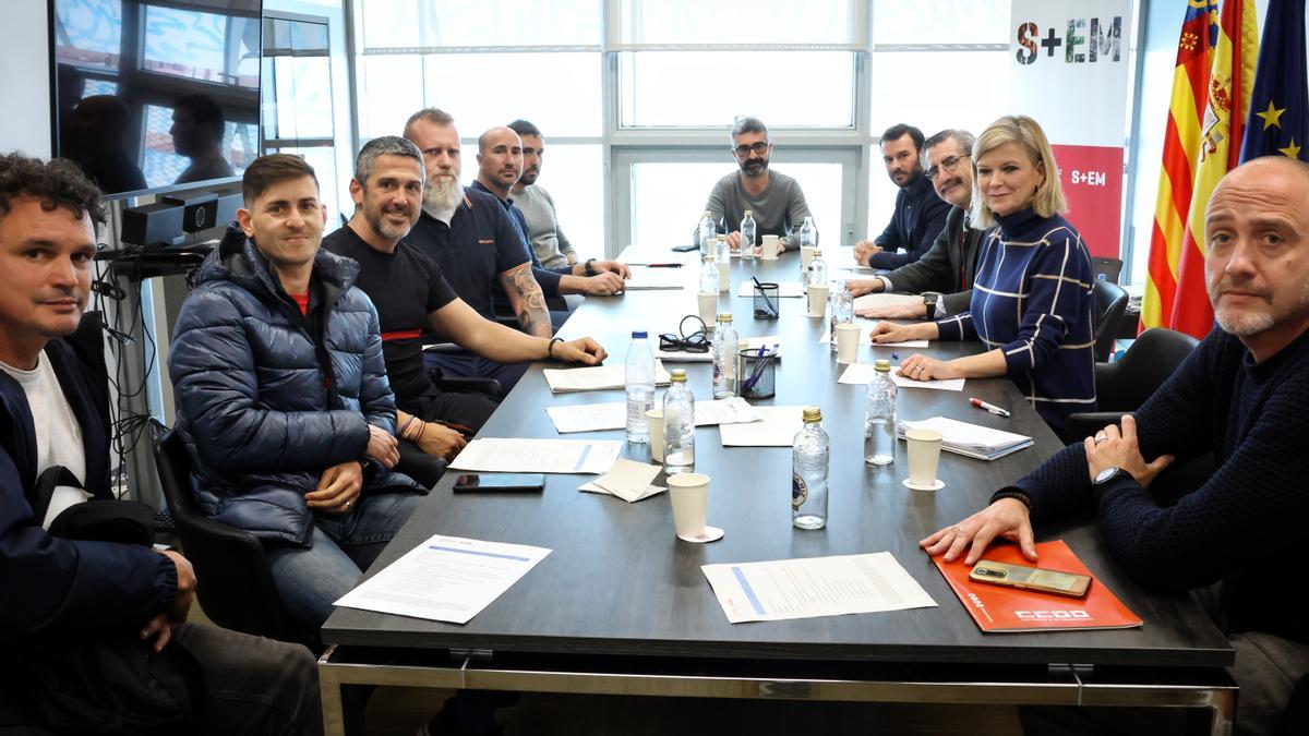 Imagen de la reunión de la comisión de la consellera Gabriela Bravo con efectivos de los SEIP