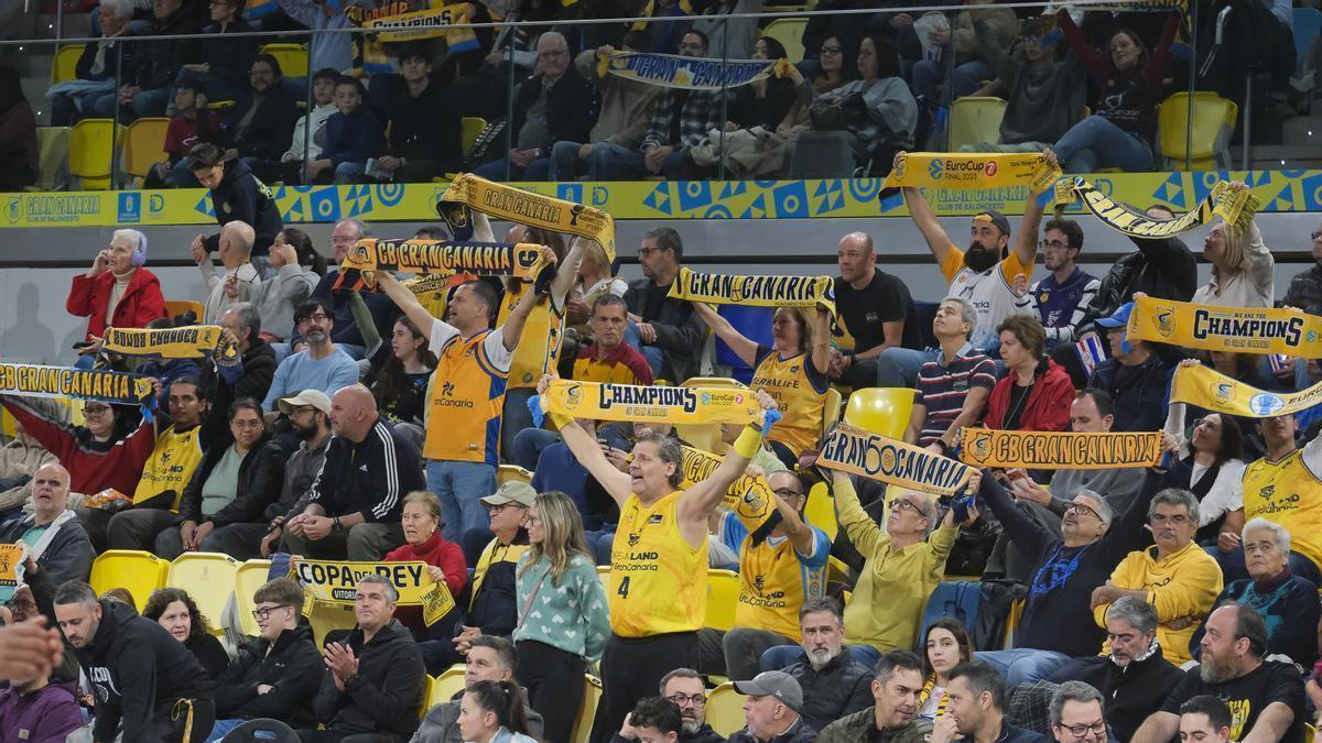 Aficionados del Granca, durante el partido del pasado sábado ante el Hiopos Lleida en el Arena.