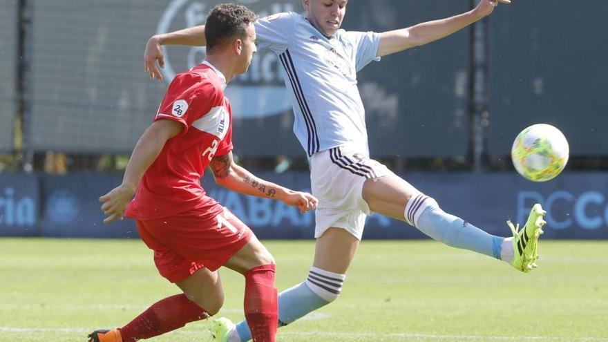 Imagen del partido de ida entre Celta B y Luanco. // R. Grobas