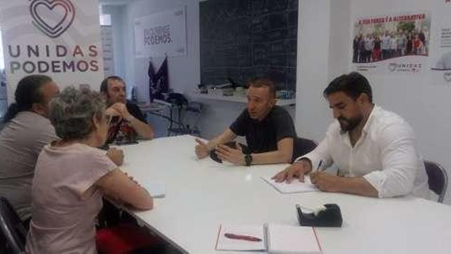 Reunión realizada en el local de Podemos. // FdV