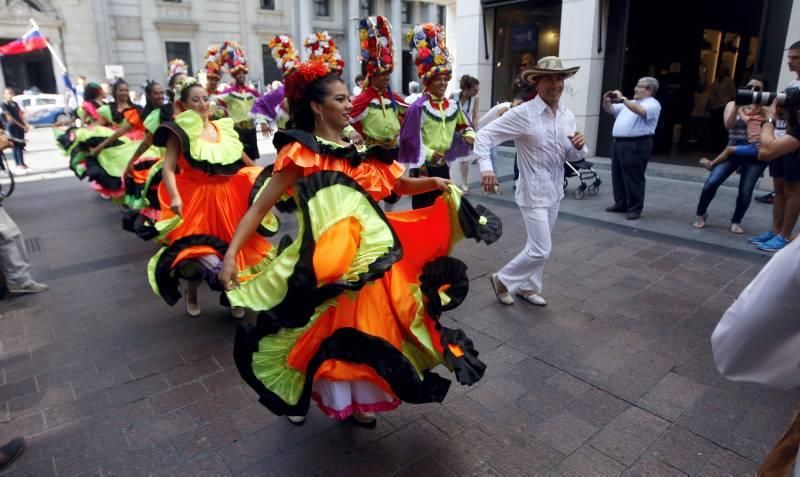 El Eifolk llena el centro de Zaragoza de música y danzas