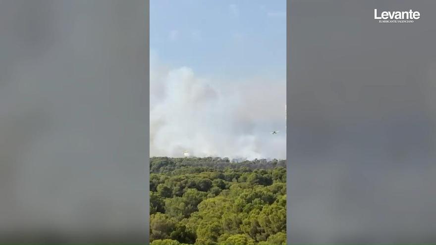 El incendio visto desde una urbanización de Gavines
