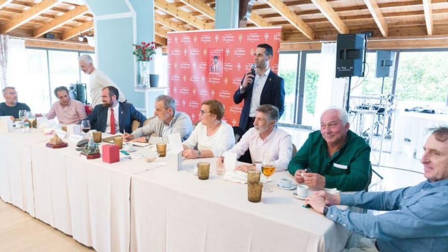 Miembros de la Peñona Matuso, en el Gran Hotel del Sella, con Emilio Llerandi en el centro, durante la celebración de su 15.º aniversario. | LNE