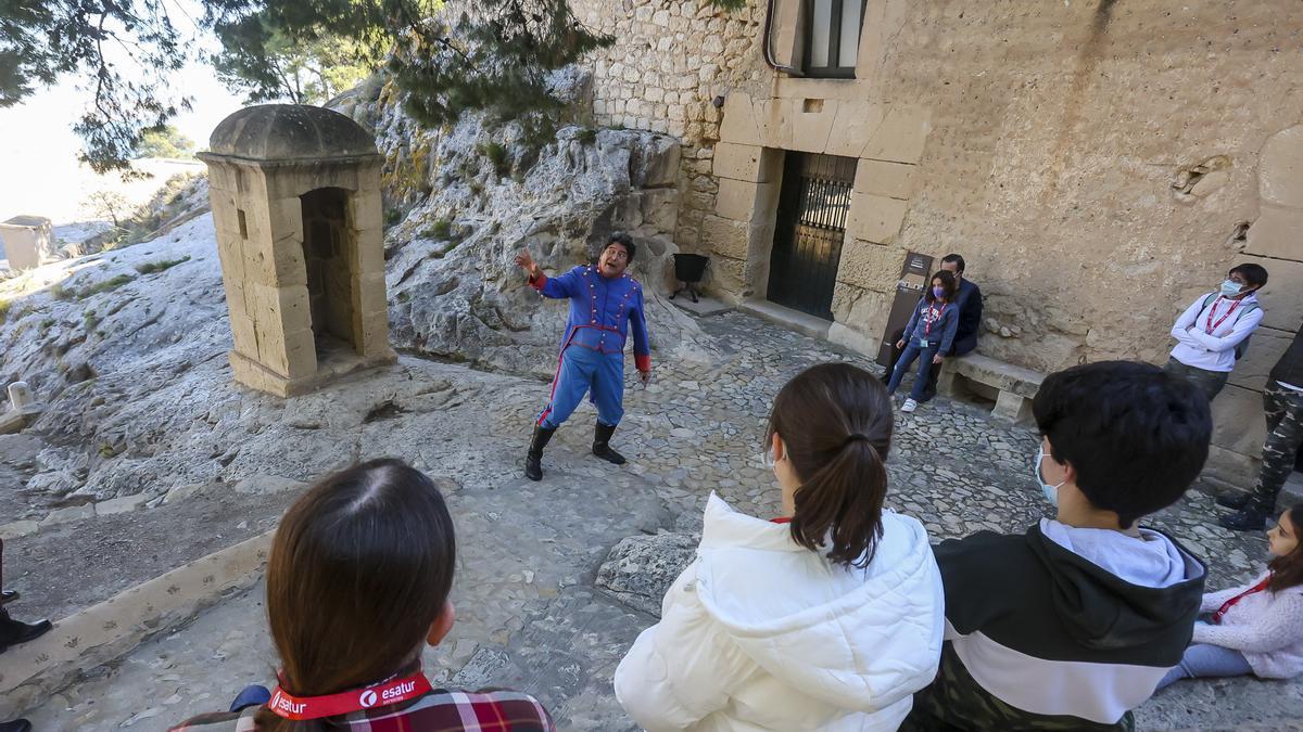 Varios niños en una visita teatralizada al Castillo