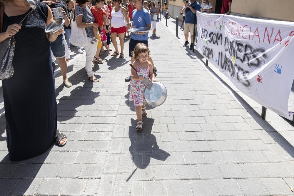 Un centenar de colomencs protesten pel tancament d'una escola bressol