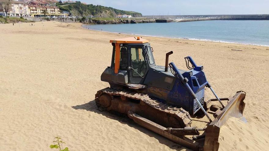 La maquinaria para el movimiento de arena, en la playa.