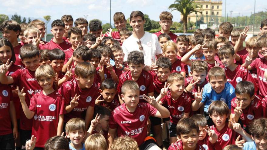 Riki con los niños del campus del Centro Asturiano. |