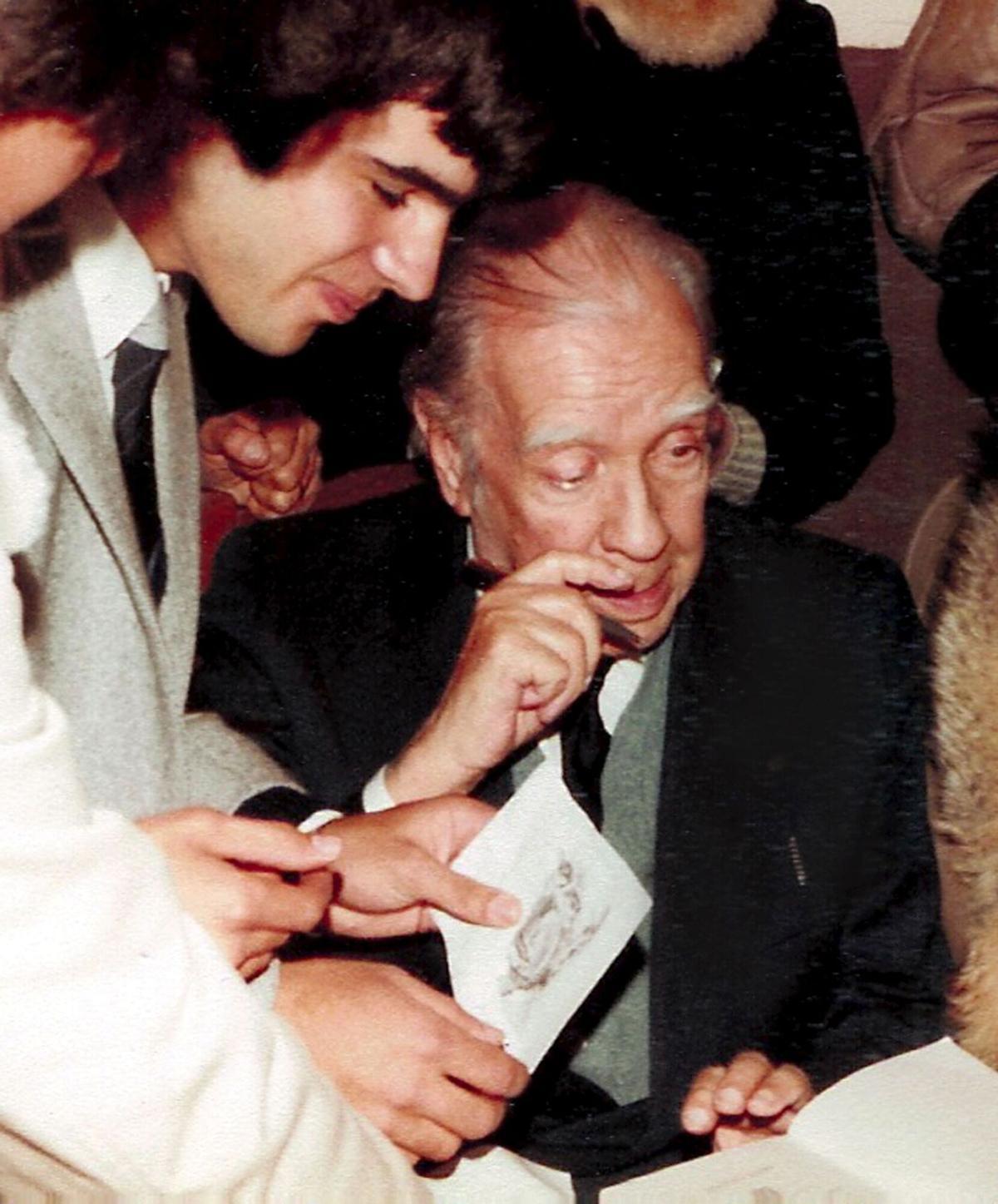 El escritor argentino Jorge Luis Borges. / la opiniónMD9 MADRID, 16/5/2010.- El escritor Jorge Luis Borges, en una foto de archivo (1982), firmando ejemplares de sus obras. Borges pertenecía a una generación que tenía "reverencia por la noción de verdad que hay en la Historia" y esa concepción late en las páginas de "Los Rivero", un relato inédito que el gran escritor argentino dejó inconcluso y que se presenta el próximo martes. EFE ha entrevistado a Julio Ortega, descubridor del manuscrito. EFE/Archivo ***Sólo uso editorial*** ESPAÑA BORGES INÉDITO. LITERATURA. ESCRITORES. FOTOS ANTIGUAS
