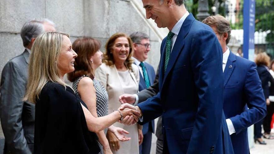 El Rey Felipe VI saluda a Marina Castaño, viuda del escritor, a su llegada a la Biblioteca Nacional.