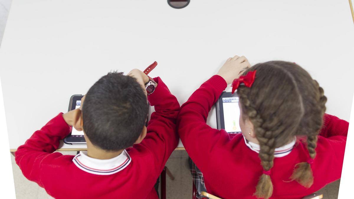 Colegio, aula, primaria, clase, niño, niña, niños, estudiando, estudiar, deberes, nuevas tecnologías, tablet