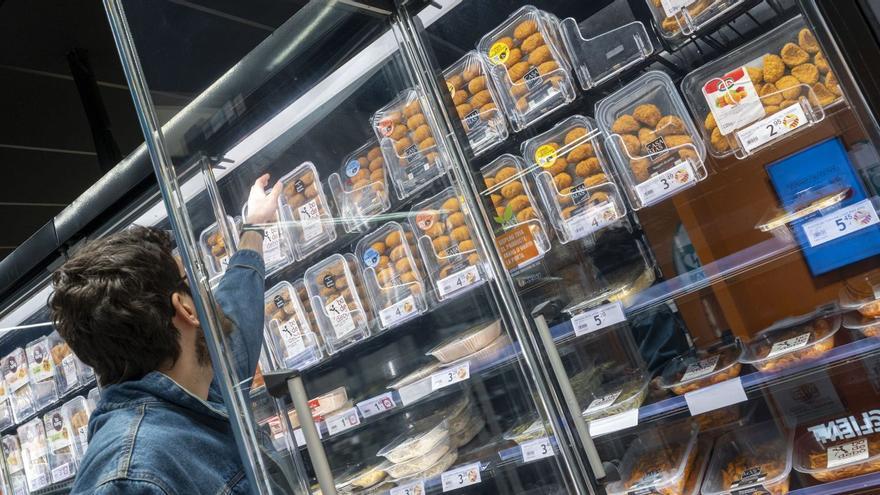 Un home compra menjar precuinat en un establiment de Barcelona, dilluns passat
