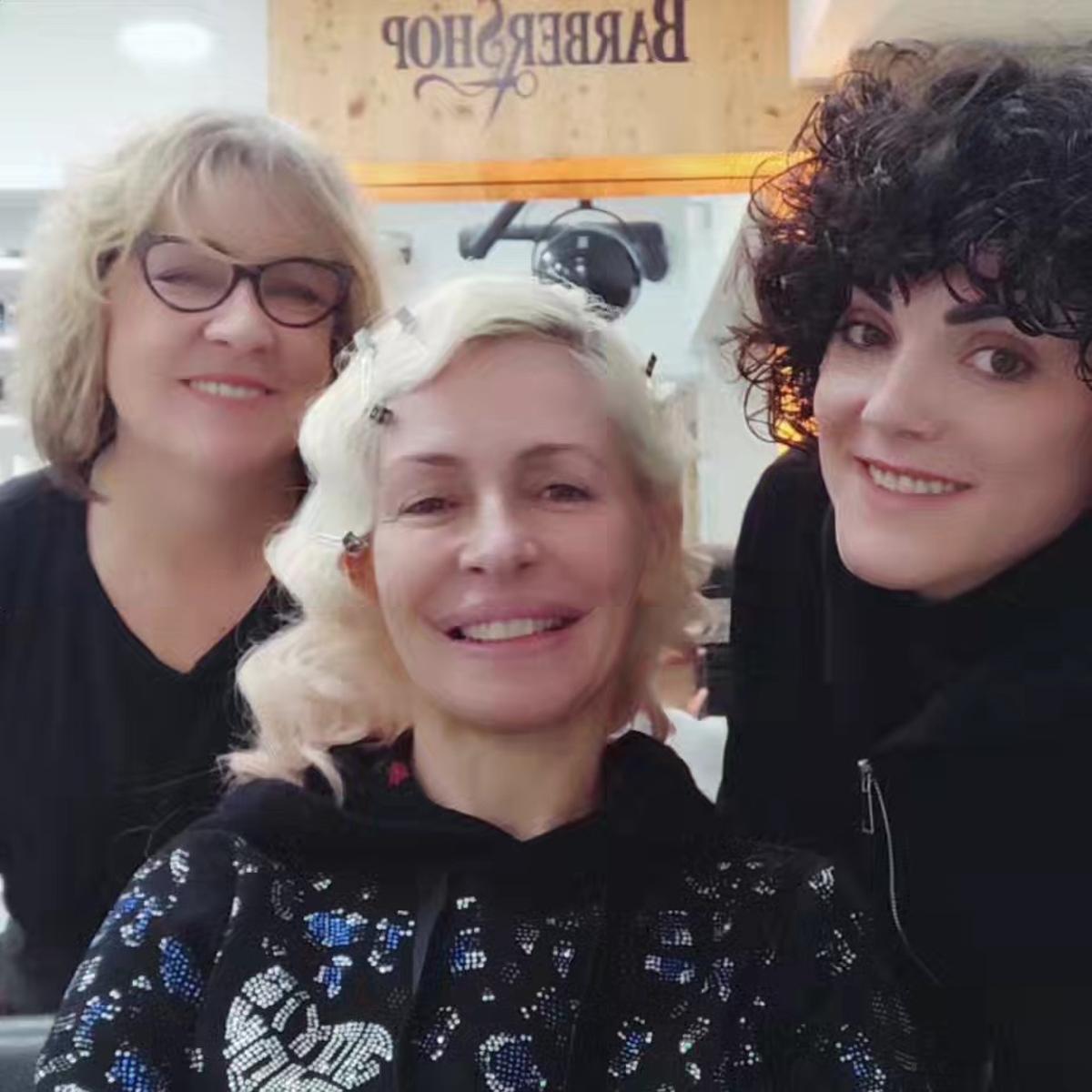 La cantante de Nebulossa con las dos peluqueras, el pasado sábado en Benidorm.
