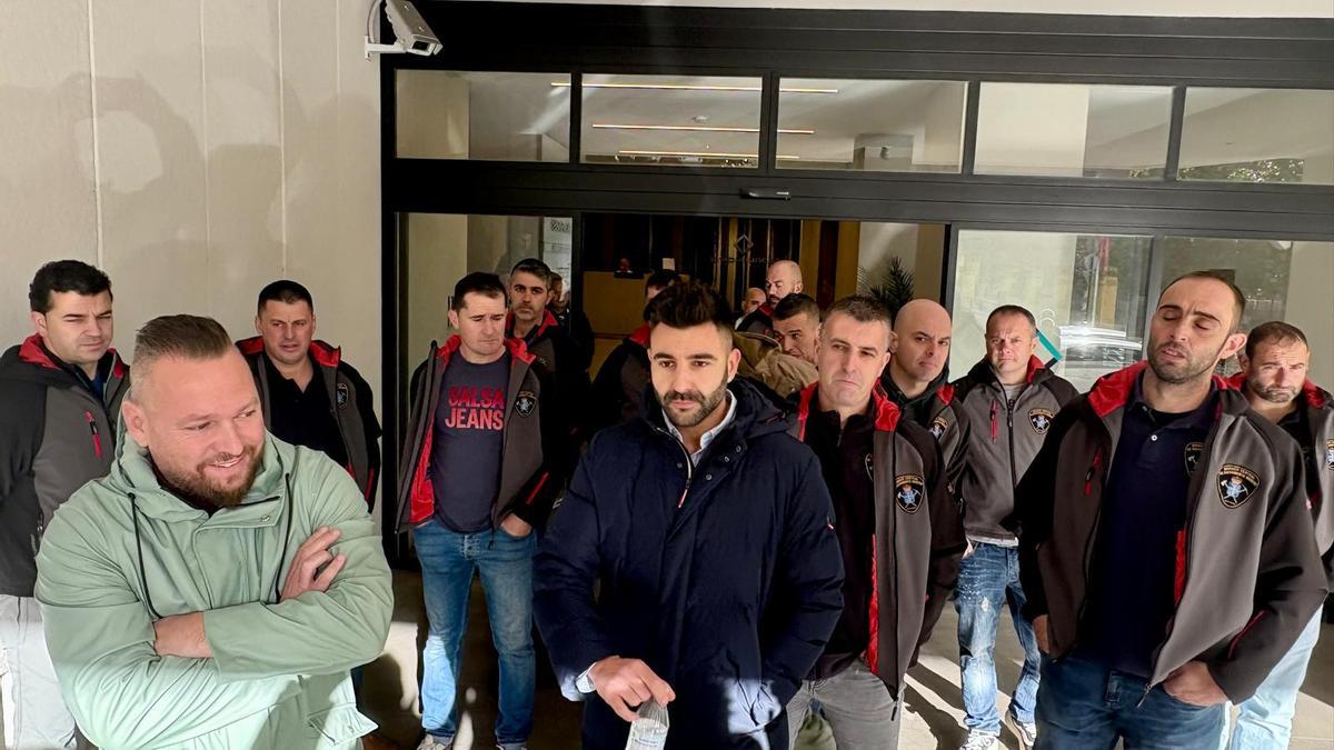 Los trajabadores de la Brigada de Salvamento Minero y los representantes sindicales ante la sede central de Hunosa en Oviedo