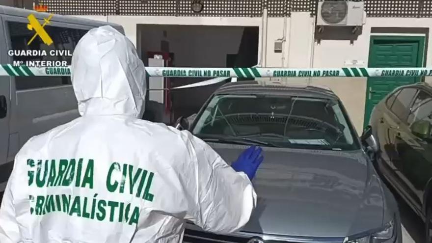 El equipo de Criminalística de la Guardia Civil examina el coche del triple crimen del Saler