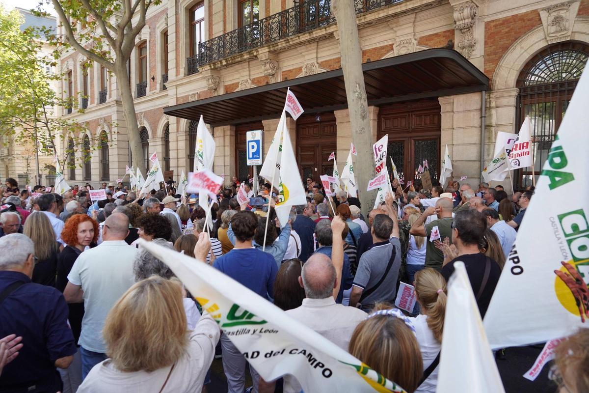 Manifestación por el AVE de Sanabria en Madrid: protesta por el tren a las puertas de Renfe