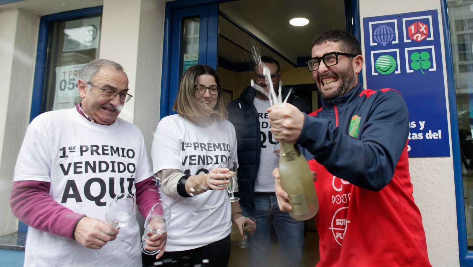 Vecinos de A Fonsagrada celebran el Gordo