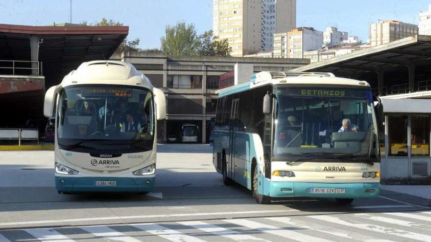 Dos autobuses metropolitanos salen de la estación de autobuses de Cuatro Caminos.