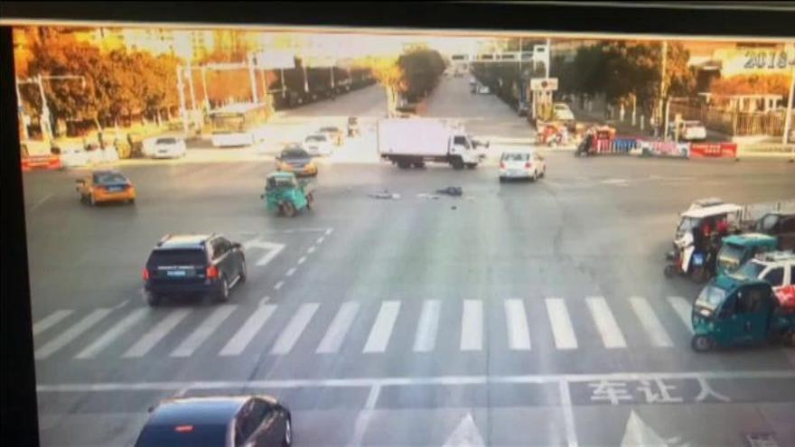 Una camioneta descontrolada atropella a su conductor tras una colisión