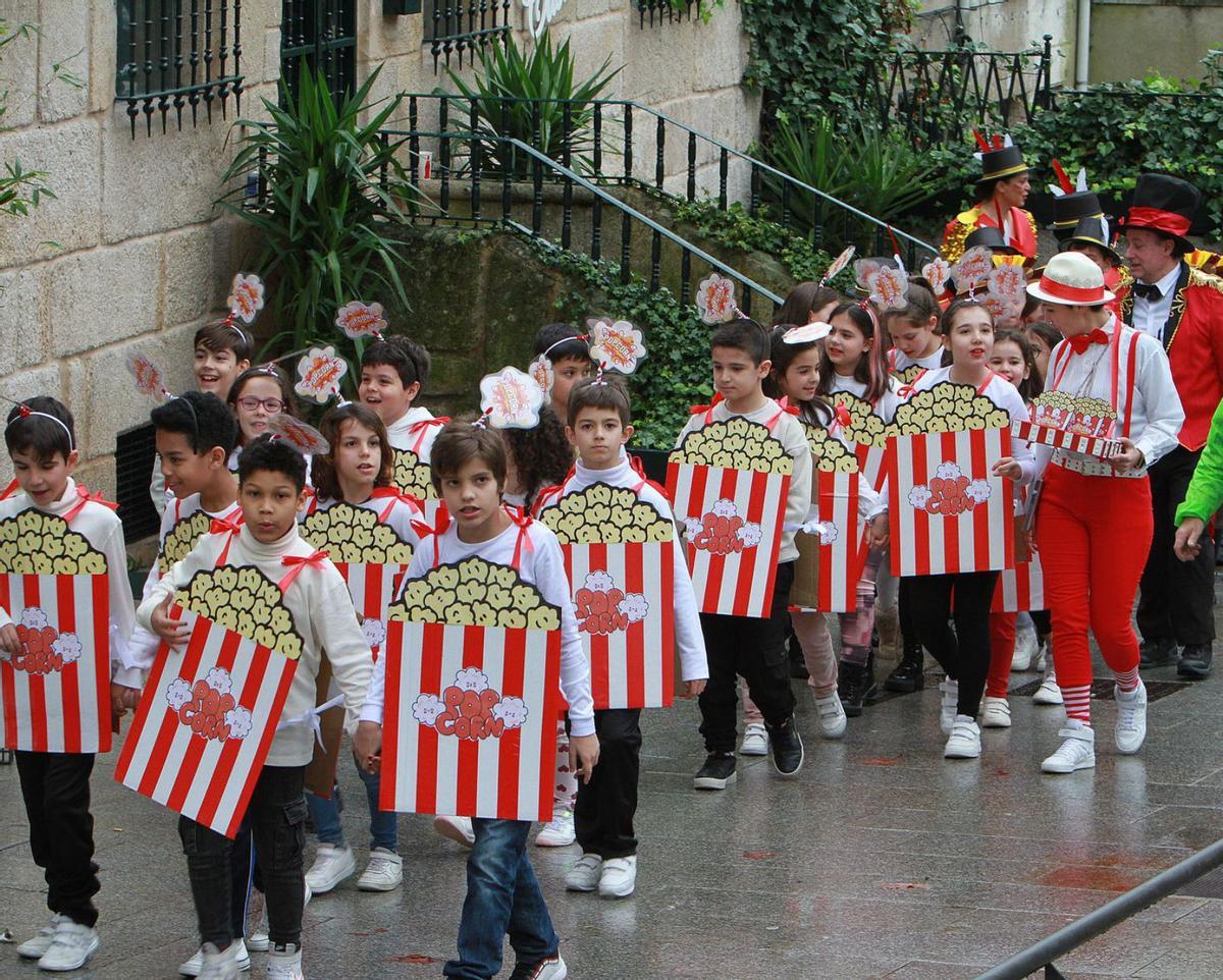 Desfile de alumnos de la Purísima, que cambió de itinerario por la lluvia. |   // IÑAKI OSORIO