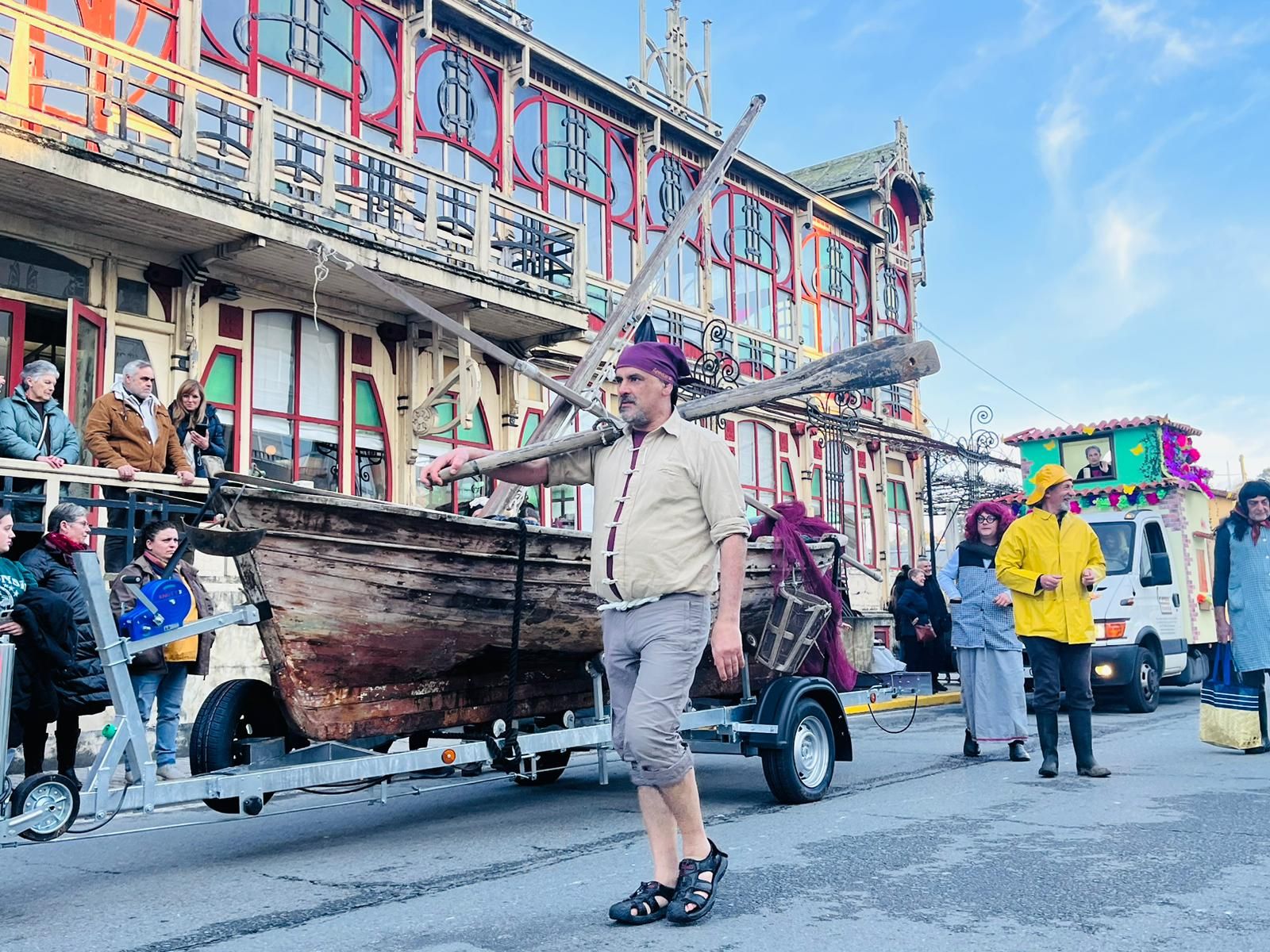 Carnaval 2023: Las comparsas llenan de color el centro de Sada