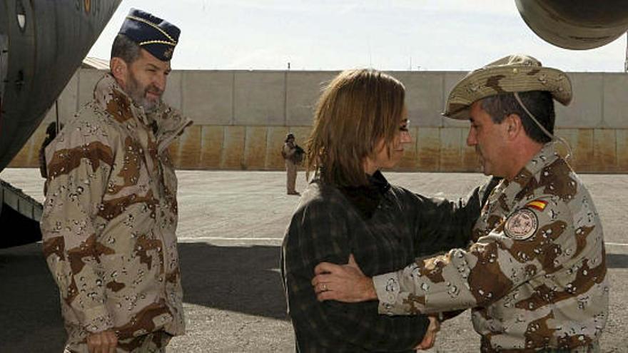 La ministra de Defensa, Carme Chacón, saluda al jefe de la base española de Herat, el coronel Rafael Sánchez Ortega, en presencia del jefe del Estado Mayor de la Defensa, el general José Julio Rodríguez, a su llegada a Afganistán.