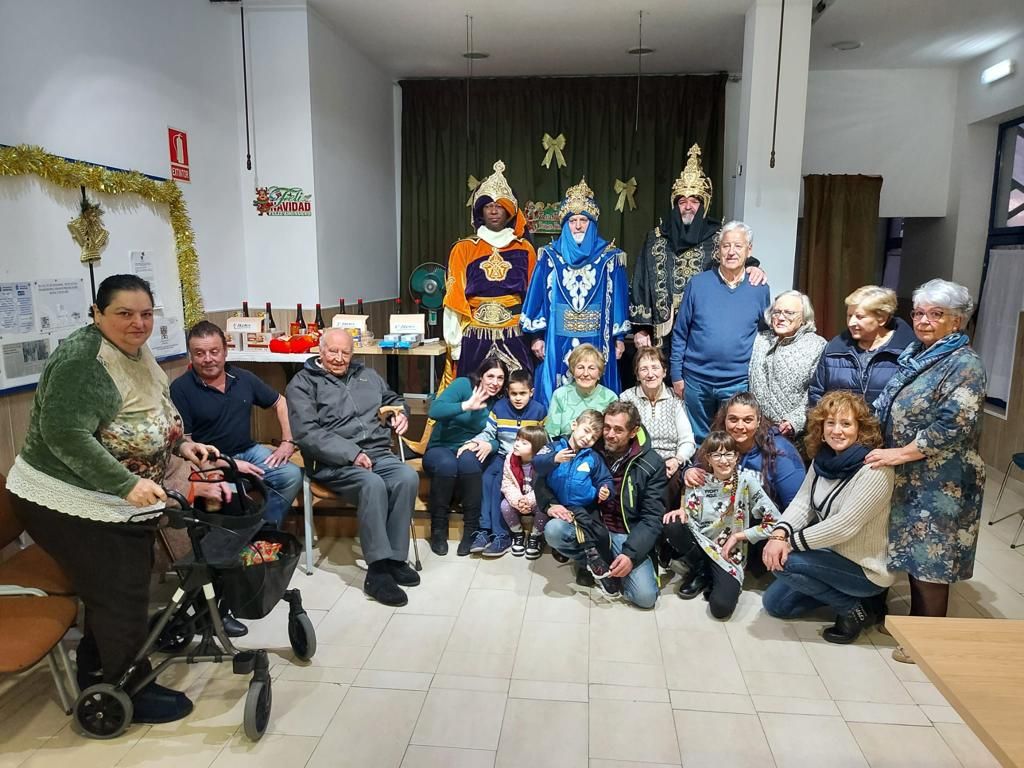 Los Reyes Magos ya están en Villaviciosa: así ha sido su emotivo encuentro con las personas mayores del concejo