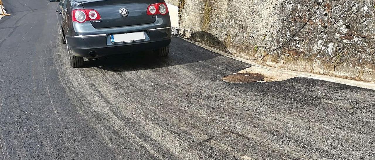 Un vehículo circula por la zona en la que se ejecutó la obra.