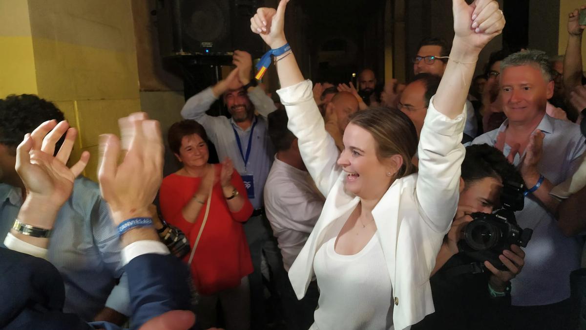 Wahlsiegerin Marga Prohens lässt sich von ihren Anhängern an der Parteizentrale feiern.