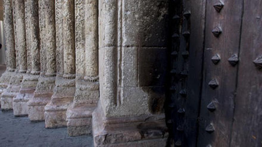 La catedral de València se despertó el día 16  con la puerta románica parcialmente quemada. Foto: Fernando Bustamante.