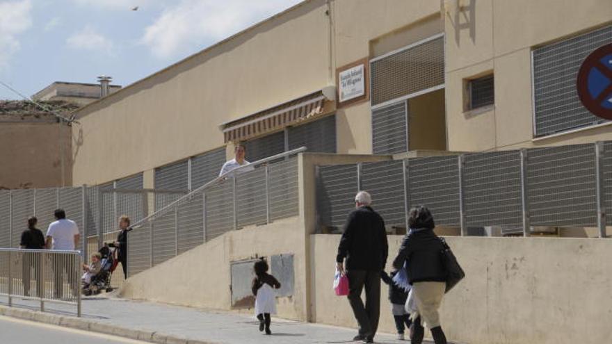 Varias mujeres llevan a sus niños a la Escuela Infantil de La Milagrosa