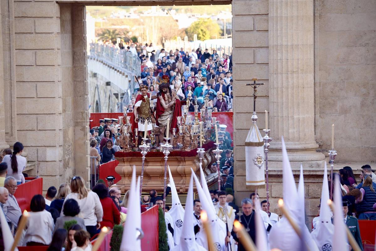 Nuestro Padre Jesús de los Afligidos, de la hermandad de la Presentación de Cañero, entrando en carrera oficial el pasado Lunes Santo.