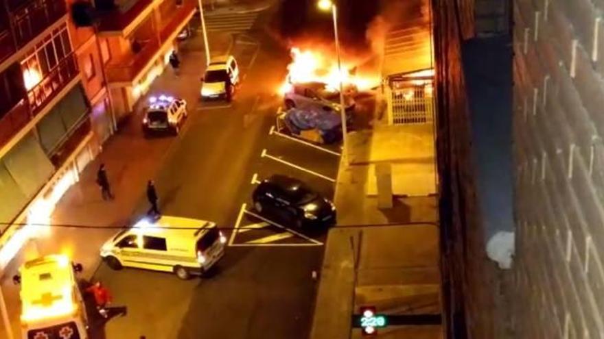 El incendio calcinó por completo el vehículo, aparcado en la calle Gabriel Miró de Santa Pola.