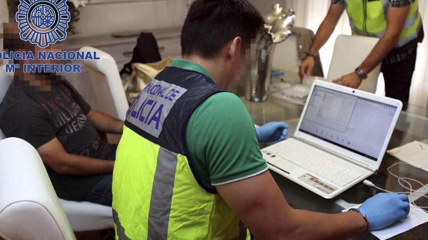 Un vigués y un coruñés, entre los 56 detenidos por difundir fotos en internet de abusos a niños