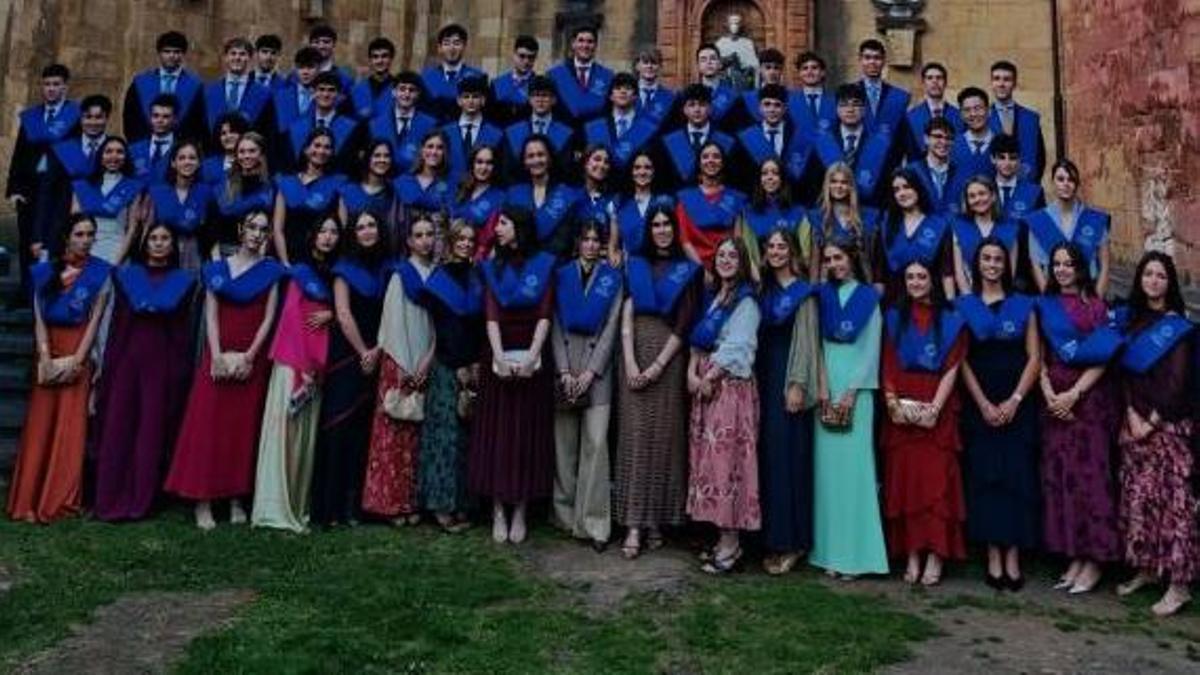 Los alumnos recién graduados.