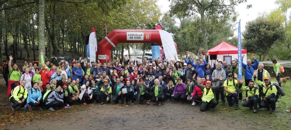 Decenas de personas participan en el Trail Montes de Vigo, con dos recorridos en el entorno del Monte dos Pozos de 23 y 13 kilómetros. También se celebró una andaina de 7 kilómetros.